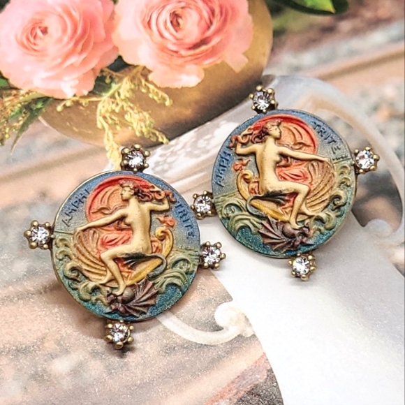 Vintage Jewelry - Elegant Art Nouveau Alluring Lady Crystal Crystal Embellished Gold Earrings